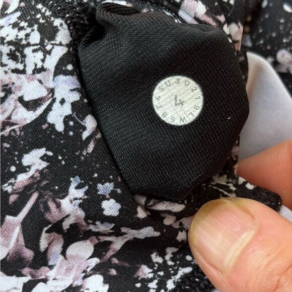 Lululemon high-rise black floral pattern, tight leggings, great support, size 4 - Picture 5 of 6